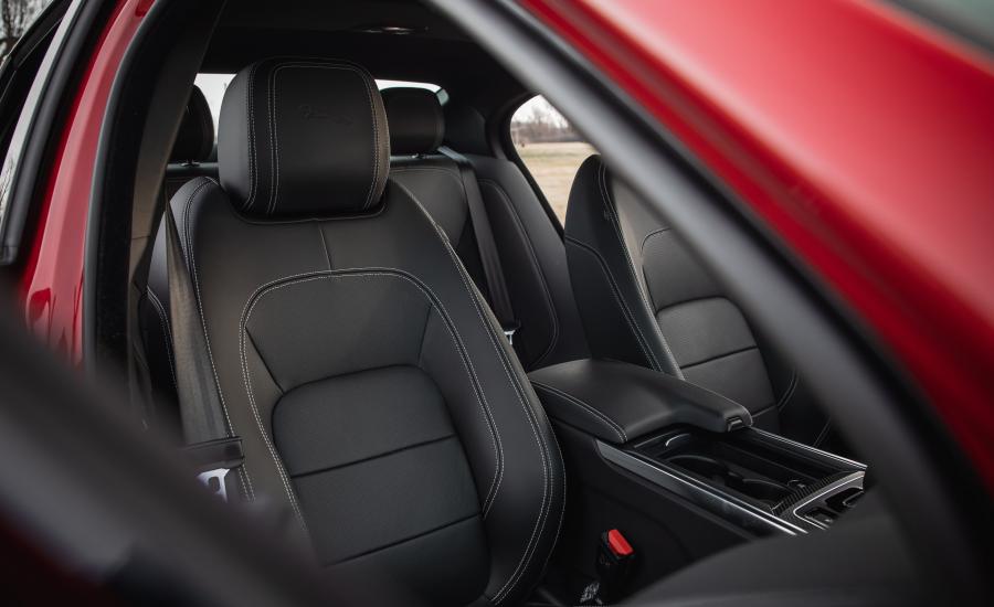 Интерьер Jaguar XE P300 R-Dynamic 2019 года  (NA) (фото 17 из 40)
